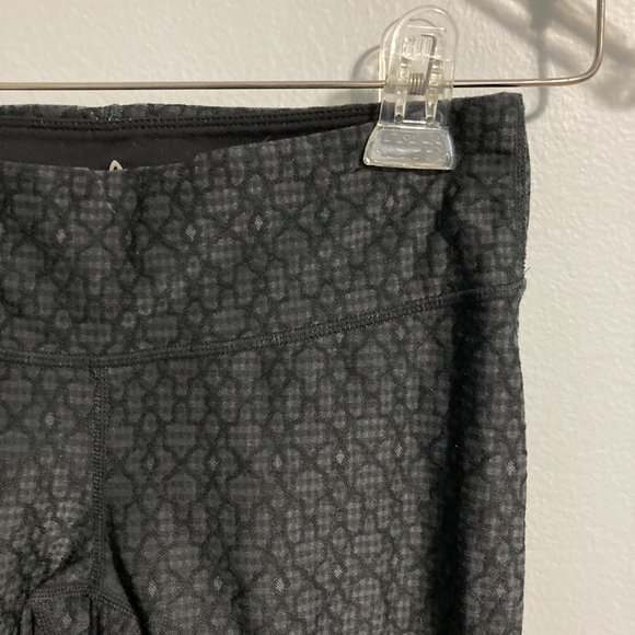 Prana Capris Leggings Black Geometric Patterned Ruching Size XS Key Pocket - Picture 3 of 10